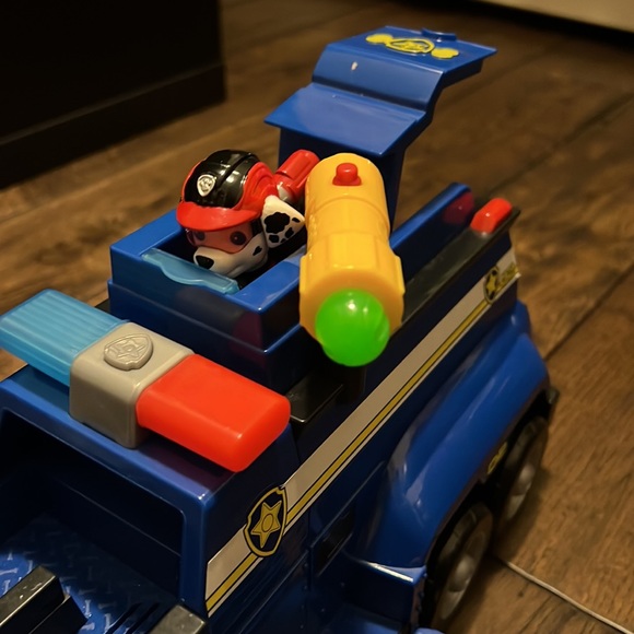Paw Patrol Chase’s Deluxe Vehicle and Rescue Center Playset - Picture 5 of 14